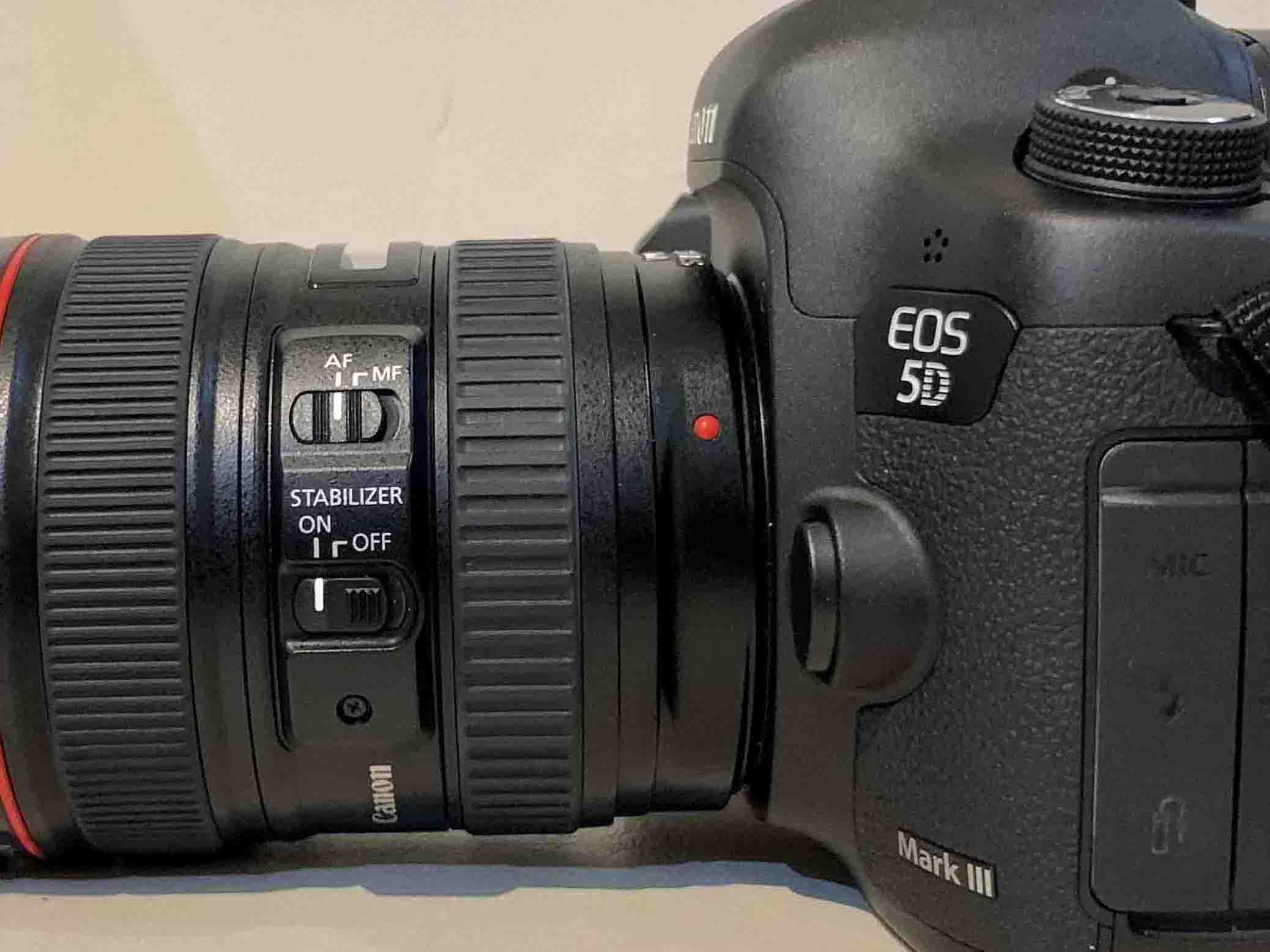 دوربین 5D Mark III به همراه لنز 105-24 در حد آکبند